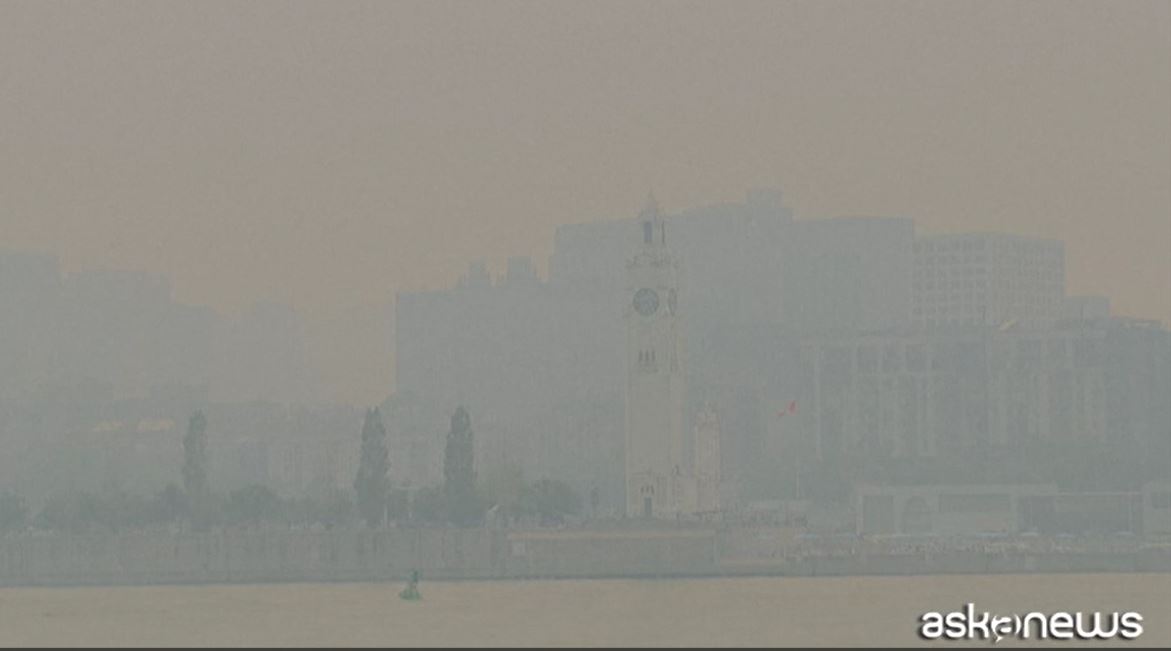 Gli incendi boschivi, la nebbia bianca e l’aria irrespirabile a Montreal: il video diventa virale