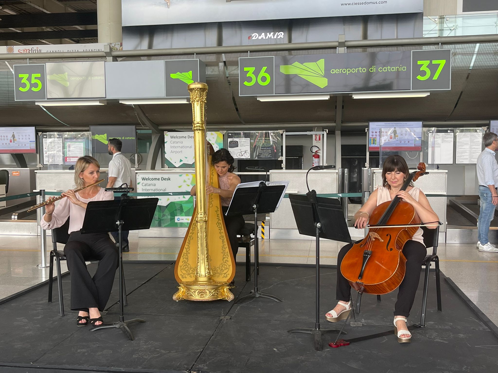 Grande Festa della Musica all’aeroporto di Catania, l’esibizione di Idyllic Trio – VIDEO