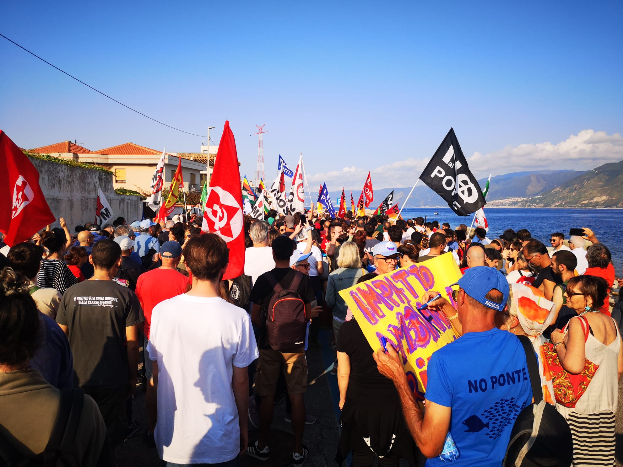 “No ponte, no ai predoni, no allo scempio”: la protesta a Messina contro il progetto Salvini