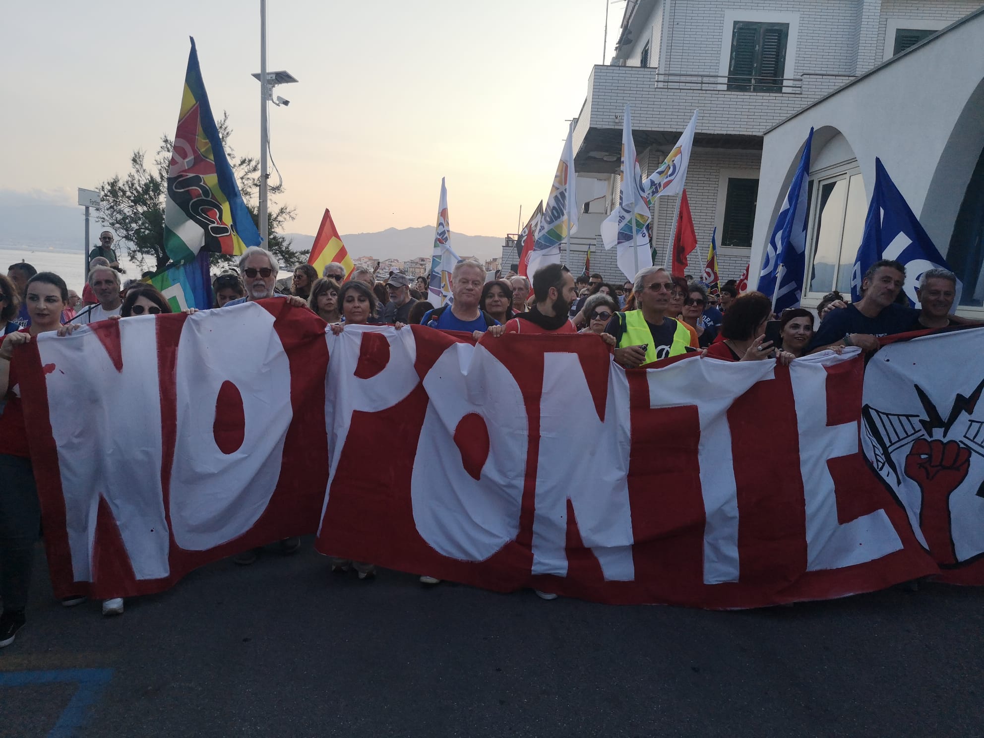 “No ponte, no ai predoni, no allo scempio”: la protesta a Messina contro il progetto Salvini