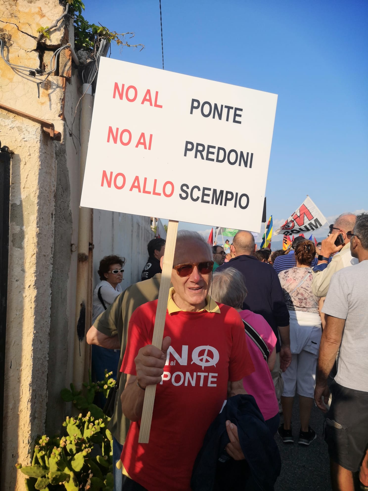Galleria foto '“No ponte, no ai predoni, no allo scempio”: la protesta a Messina contro il progetto Salvini' - foto 2