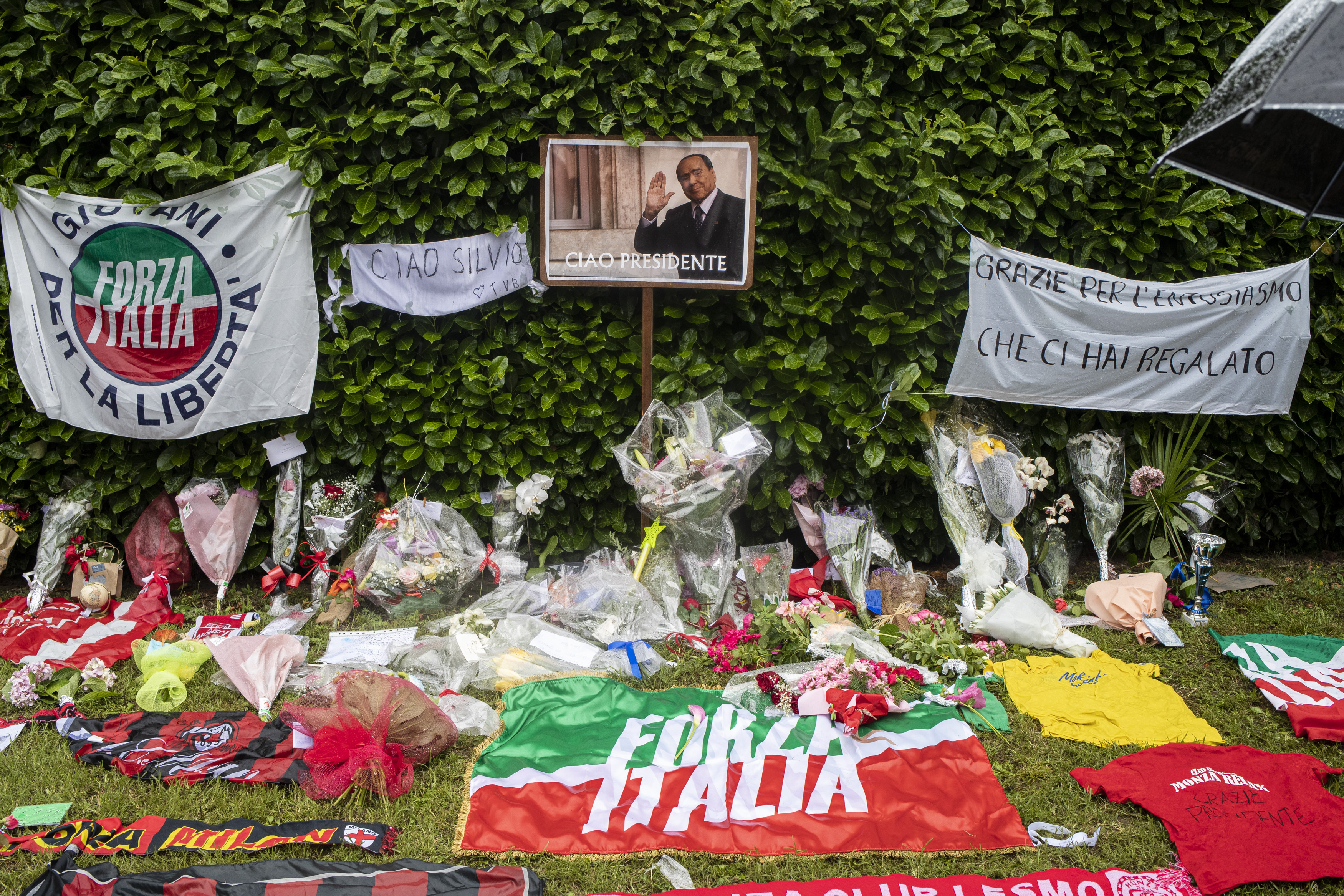Ultimi preparativi in piazza Duomo per i funerali di Berlusconi