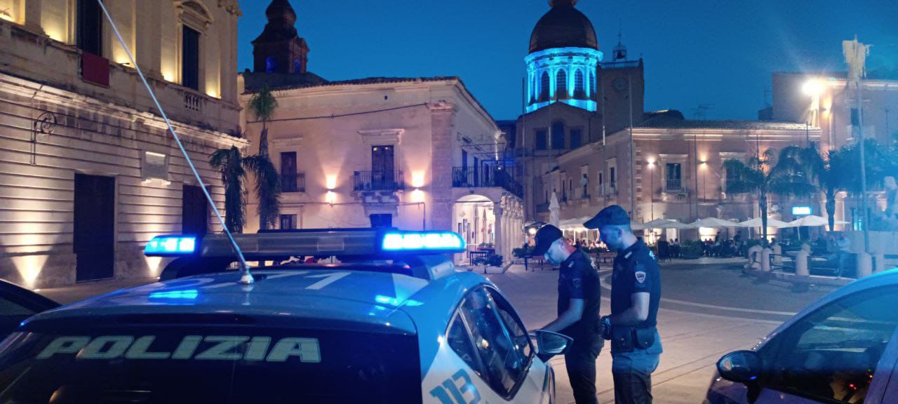 Ruba merce da negozio, poi si scaglia contro pompe di benzina e poliziotti: arrestato tunisino