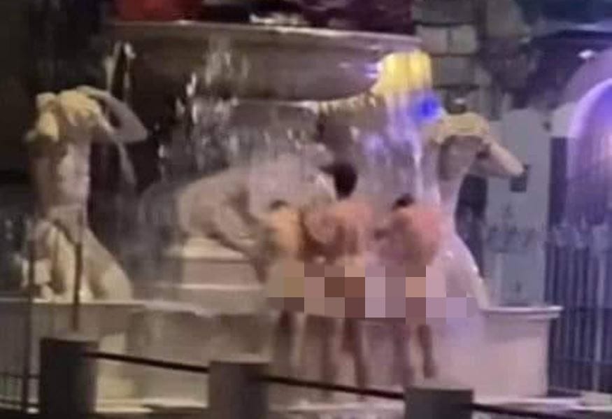 Il bagno nudi nella fontana dell’Amenano e Catania grida: “Inciviltà”