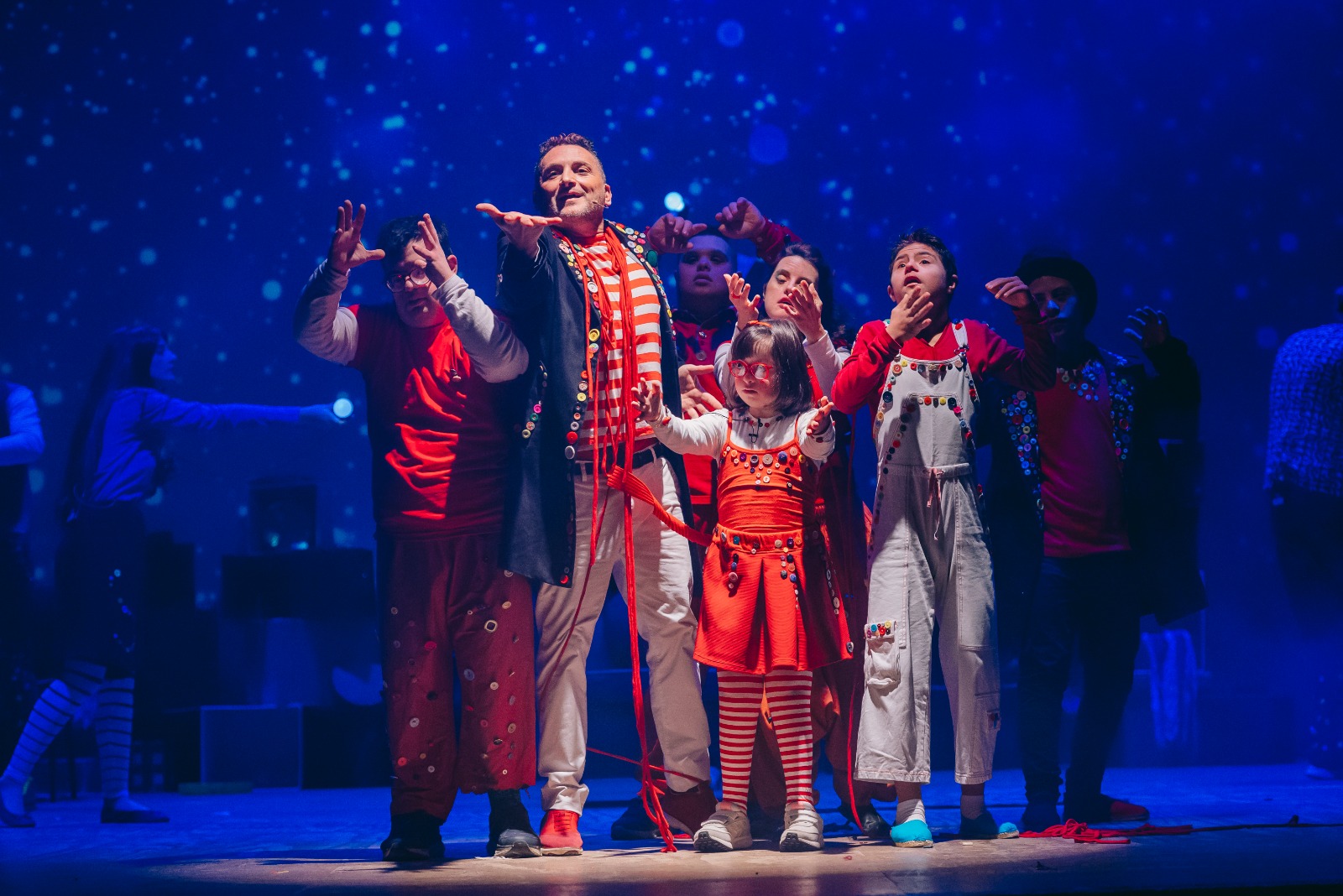 “Rosso: la bottega dei bottoni”, Guardastelle torna all’Ambasciatori