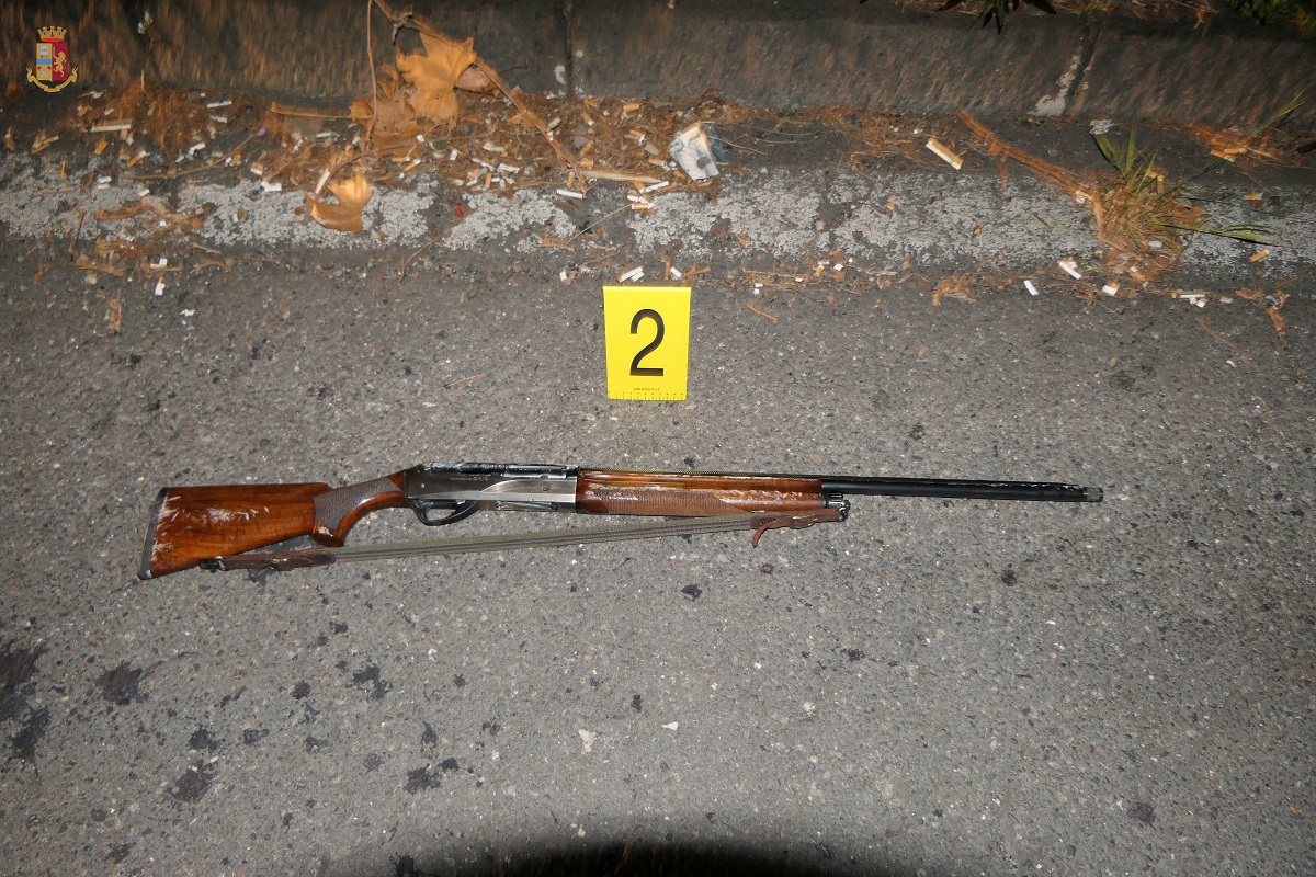 Fuga dalla polizia in scooter, mezzo e fucile rubato abbandonati in strada: un arresto