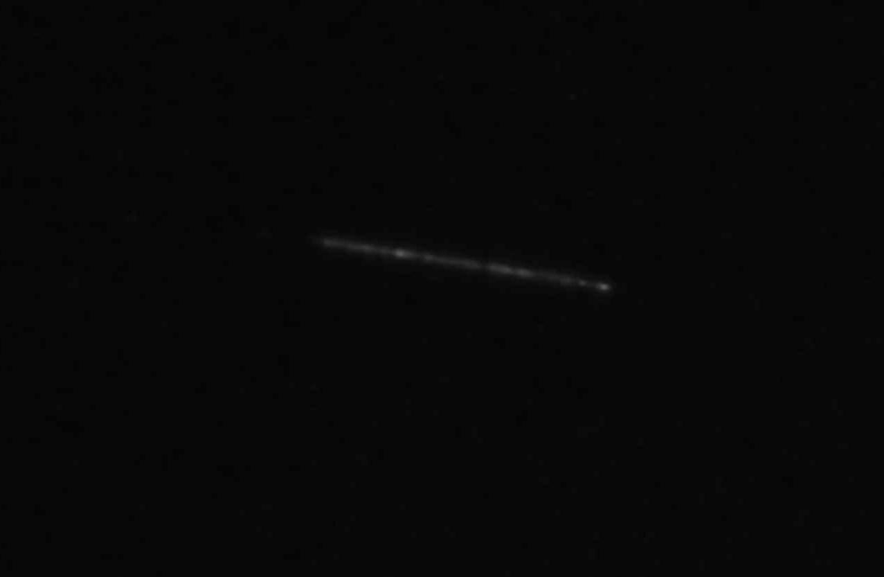 Scie luminose nel cielo della Sicilia, i satelliti Starlink sorvolano l’Isola