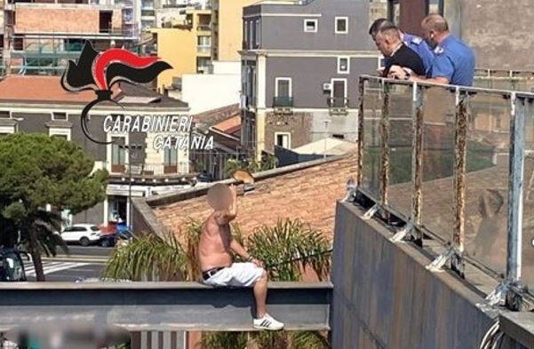 Tragedia sfiorata alle Ciminiere di Catania: uomo tenta di lanciarsi nel vuoto, salvato in extremis