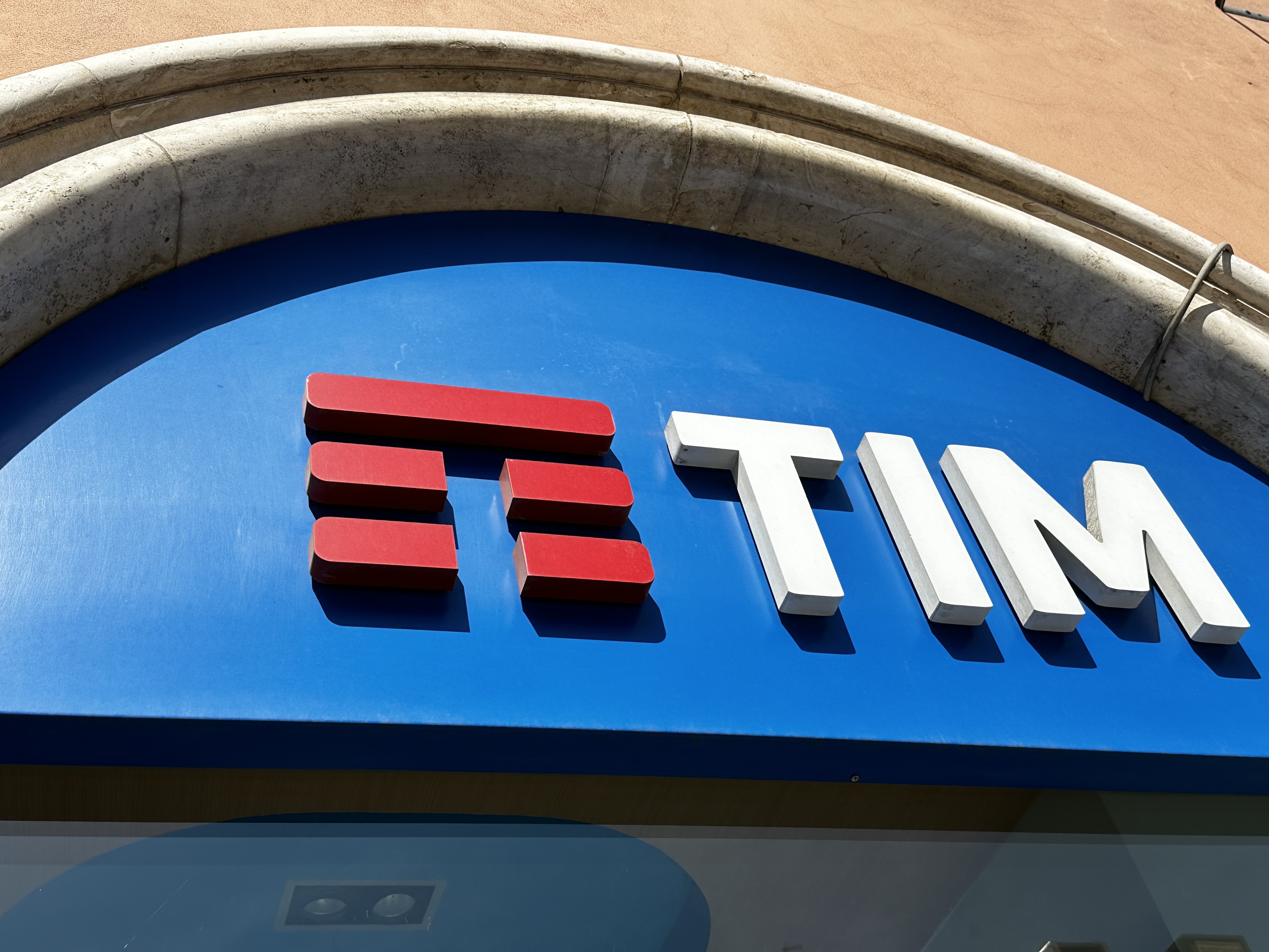 Lavoro, nuove opportunità da Tim: ecco come inviare la domanda