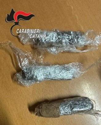Spaccio e droga nascosta in centro accoglienza: “beccato” pusher-ragazzino a Catania