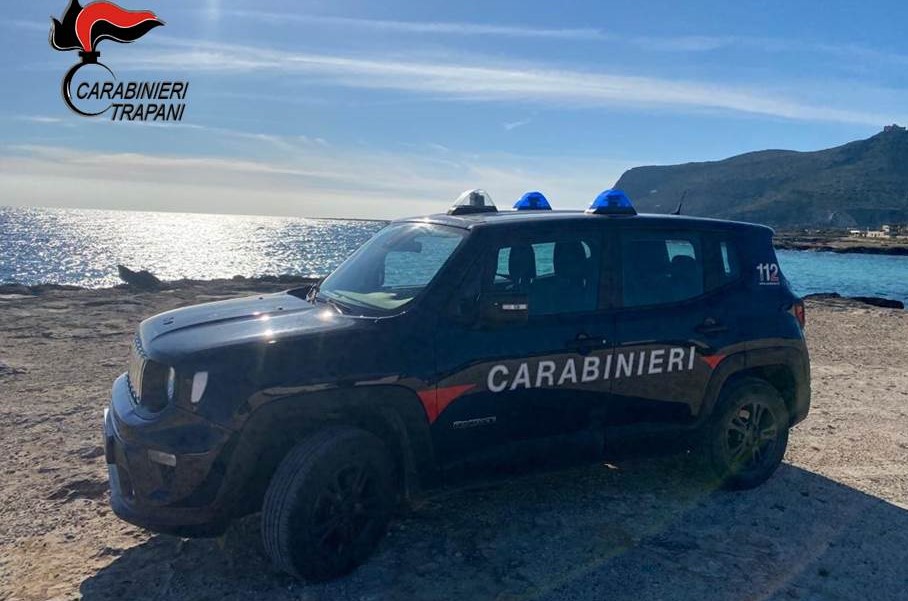 Favignana, minaccia figlio con pistola e prova a investire carabinieri: arrestata 45enne