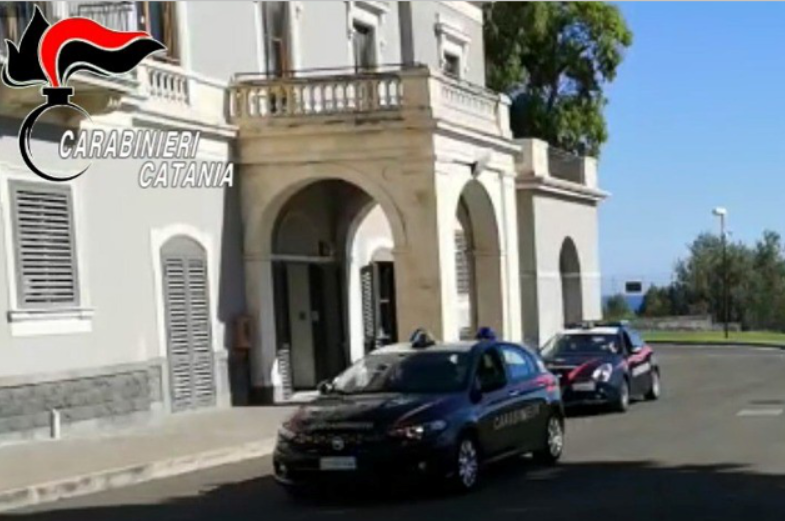 Catania, pretende soldi dal padre e lo insegue con una spranga di ferro: arrestato
