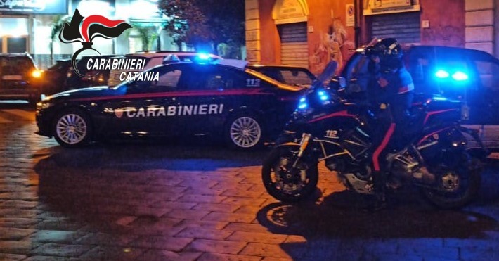 Catania, spingono uno scooter rubato: arrestati due giovani Catania, spingono uno scooter rubato: arrestati due giovani