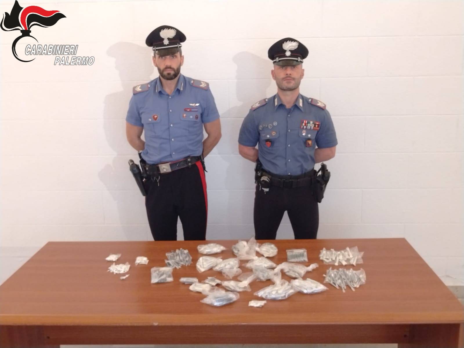 Palermo, lancia droga dalla finestra: carabinieri arrestano donna