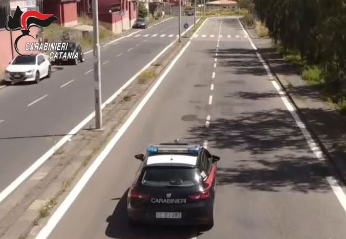 Bloccato per 30 minuti in auto, bambino di 3 anni salvato da carabinieri