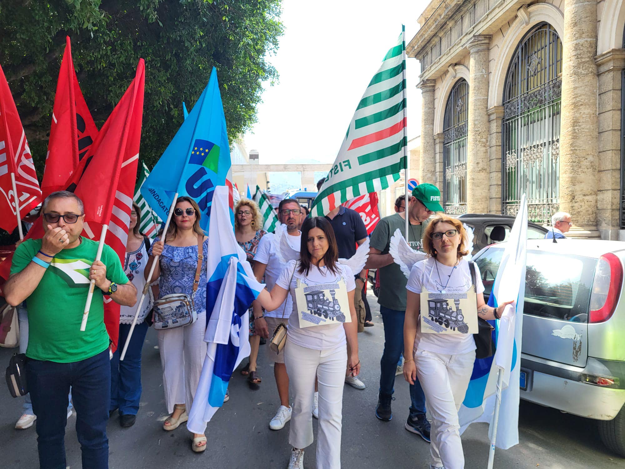 Customare care Trenitalia, sit-in alla stazione di Palermo, i sindacati: “Ricatto occupazionale”