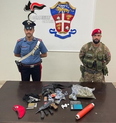 Biancavilla, nasconde armi e droga sul terrazzo: arrestato 25enne incensurato