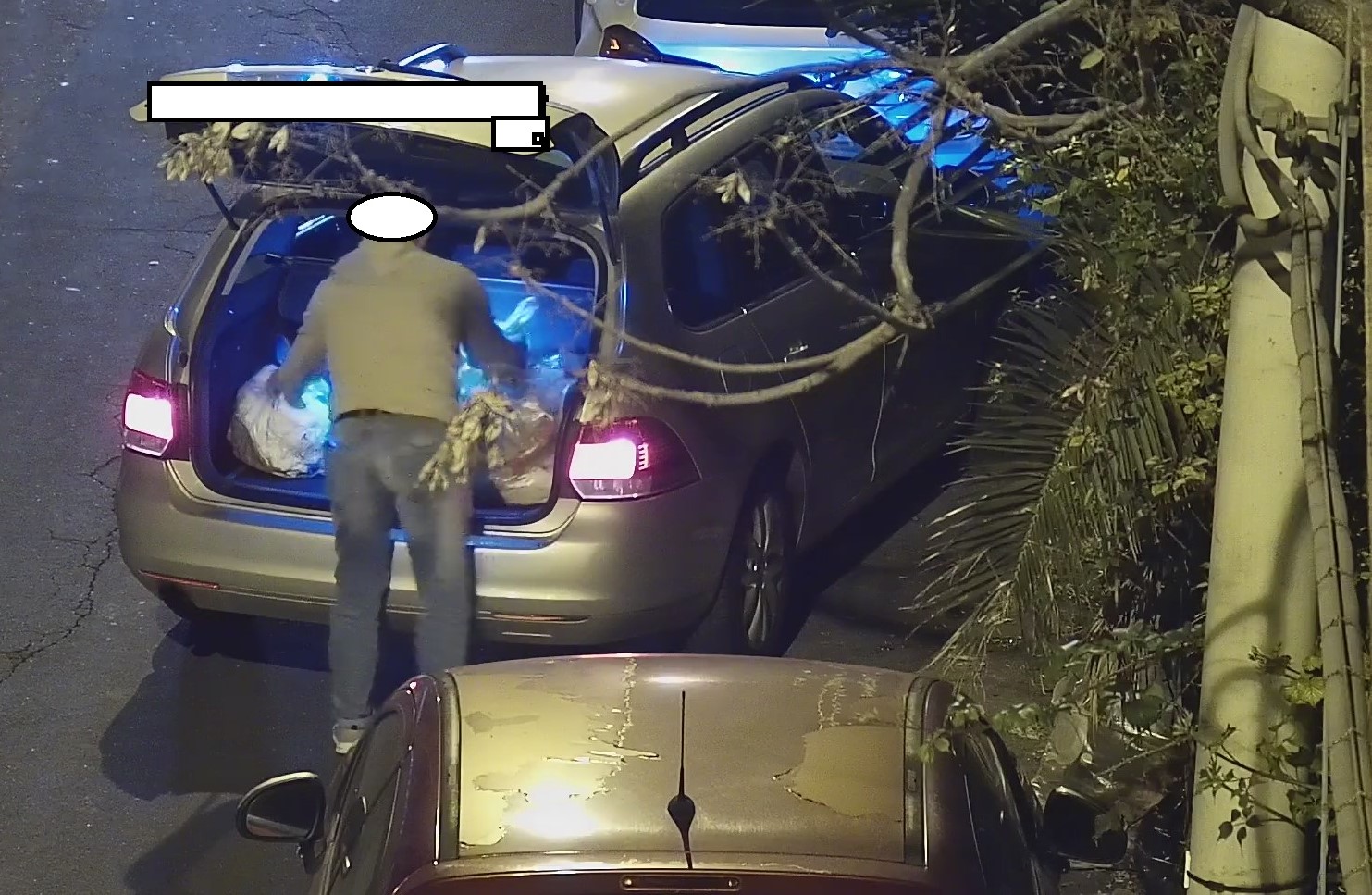 Gettano rifiuti in strada, beccati dalle telecamere: pioggia di multe per gli zozzoni FOTO