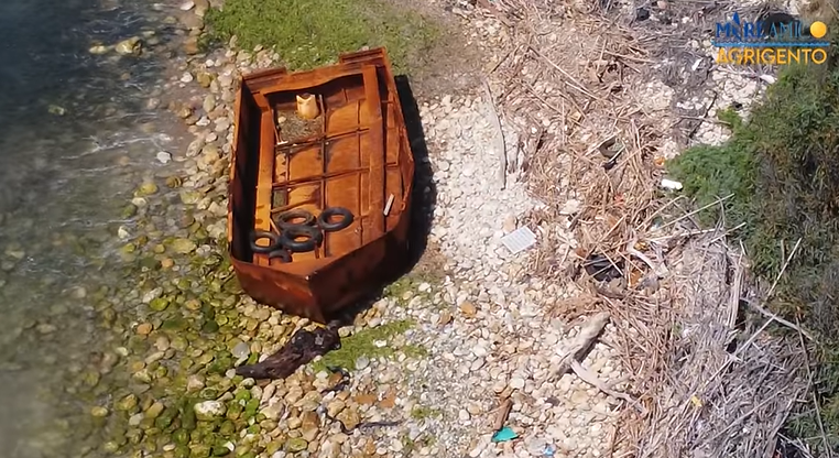 Migranti, Mareamico: “Nell’Agrigentino relitti barconi in spiagge, pericolo per bagnanti”