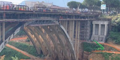 Tenta il suicidio a Palermo lanciandosi dal ponte Corleone: salvato da una catena umana