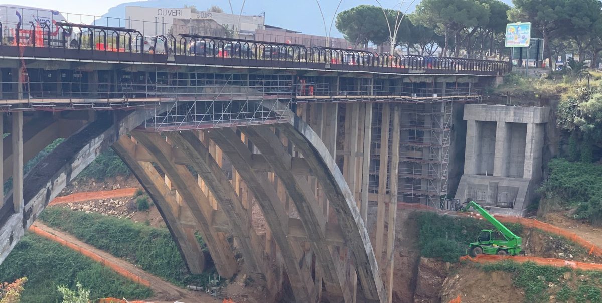 Tenta il suicidio a Palermo lanciandosi dal ponte Corleone: salvato da una catena umana