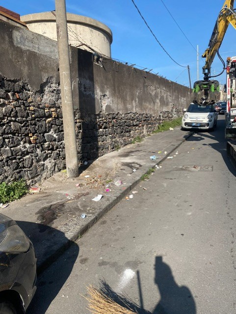 Catania, ancora discariche e rifiuti rimossi dagli operatori Catania, ancora discariche e rifiuti rimossi dagli operatori