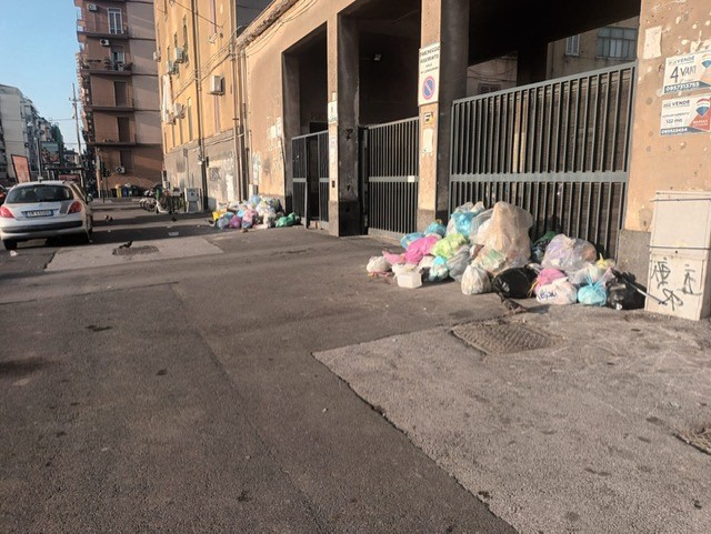Catania, ancora discariche e rifiuti rimossi dagli operatori