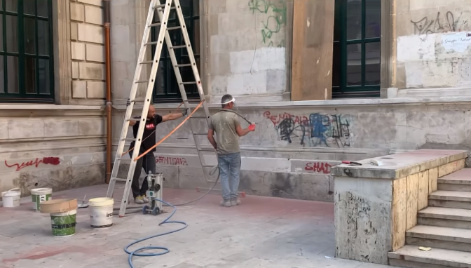 Ragusa, scritte volgari su prospetto scuola Vittoria: ripulita con aerosabbiatura