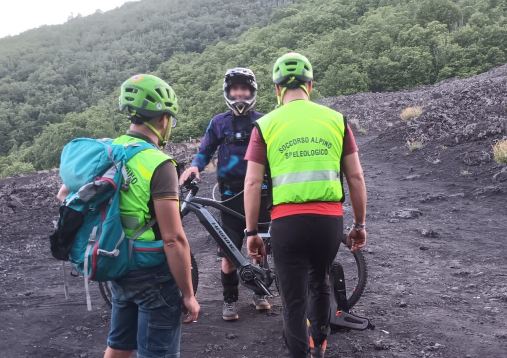 Etna: recuperato dal Soccorso Alpino il biker smarrito nella Valle del Bove
