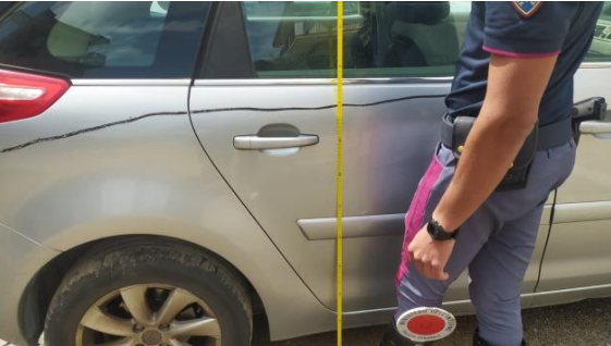 Tenta truffa dello specchietto in autostrada, denunciato giovane residente ad Adrano