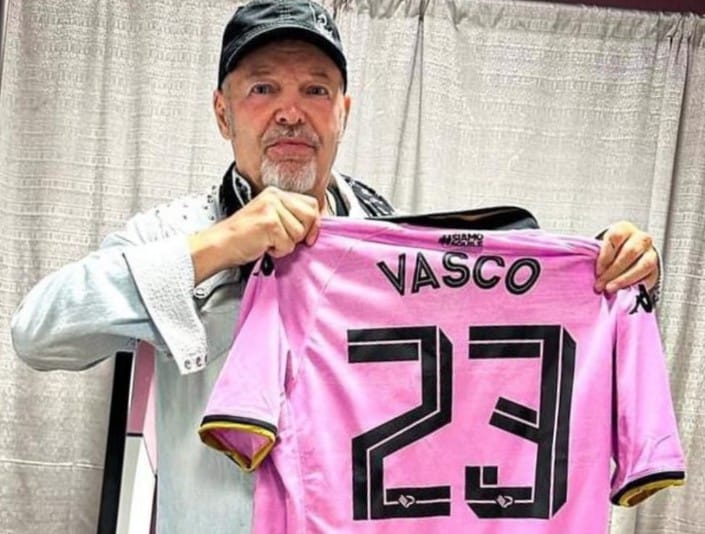 Il Palermo omaggia Vasco, maglia rosanero per il rocker Emiliano