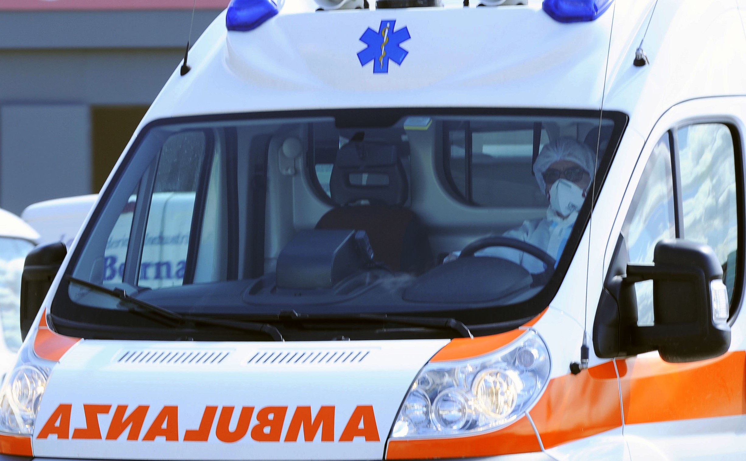 Donna trovata in un lago di sangue nel cortile del condominio, è grave in ospedale. Indagini in corso
