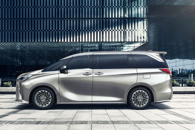 Lexus lancia LM, il monovolume di lusso in cui si viaggia come su un jet privato