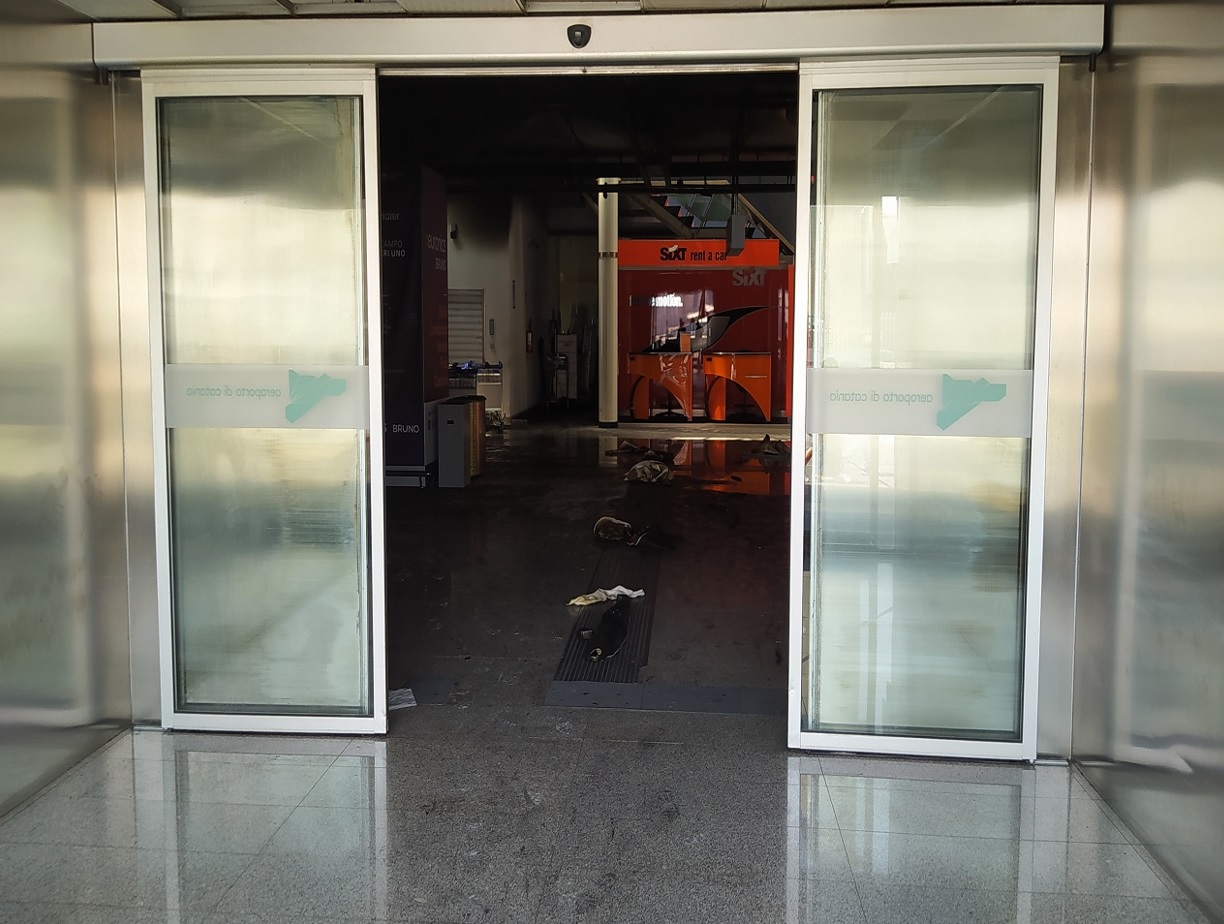 Incendio aeroporto di Catania, i viaggiatori restano a terra: “Da dove partiremo?” – VIDEO