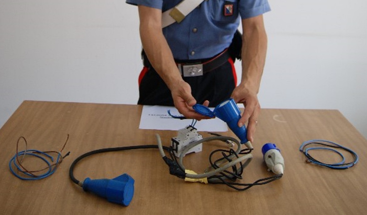 “Fioccano” gli allacci abusivi per ottenere energia “gratis”: due arresti per furto nel Ragusano