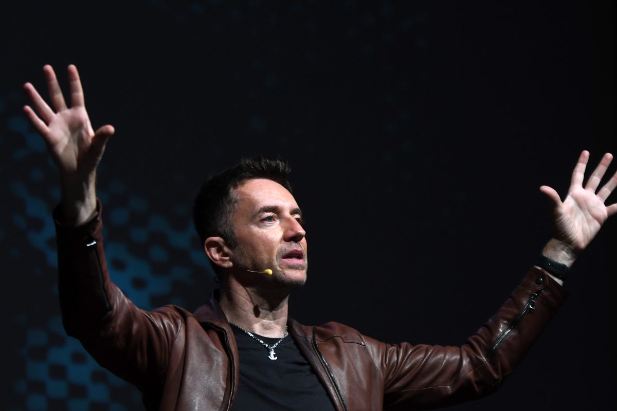 Andrea Scanzi racconta il Maestro Franco Battiato nella sua terra con uno spettacolo teatrale: l’intervista