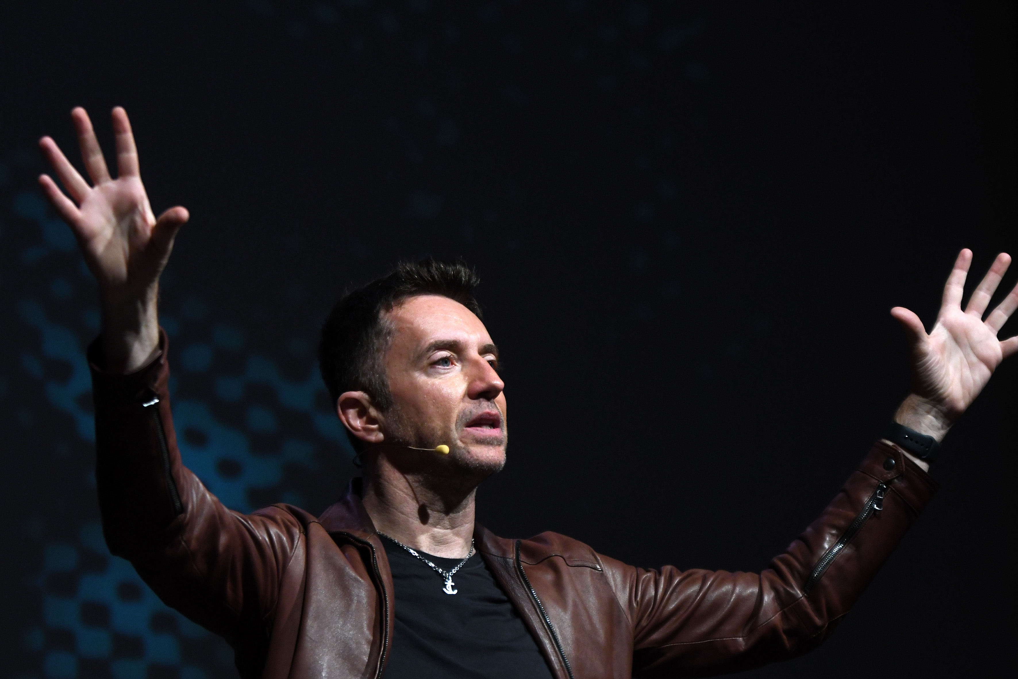 Andrea Scanzi racconta il Maestro Franco Battiato nella sua terra con uno spettacolo teatrale: l’intervista