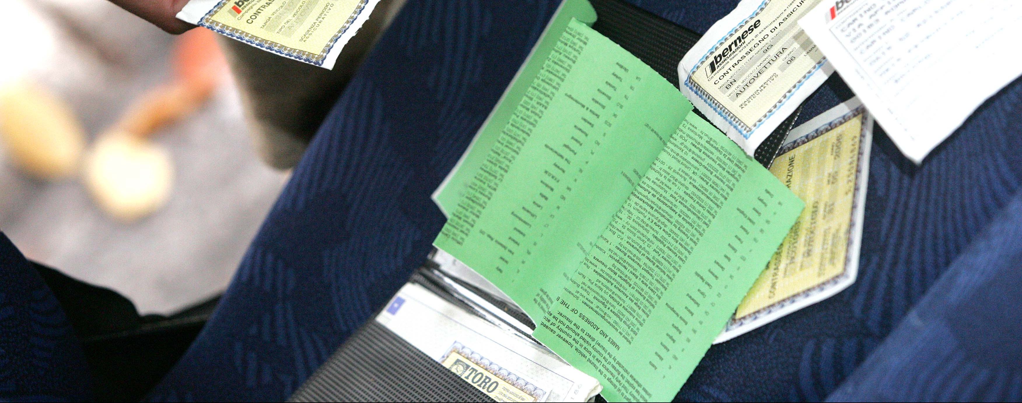 Assicurazione auto, diventa obbligatoria anche sui veicoli fermi: cosa c’è da sapere