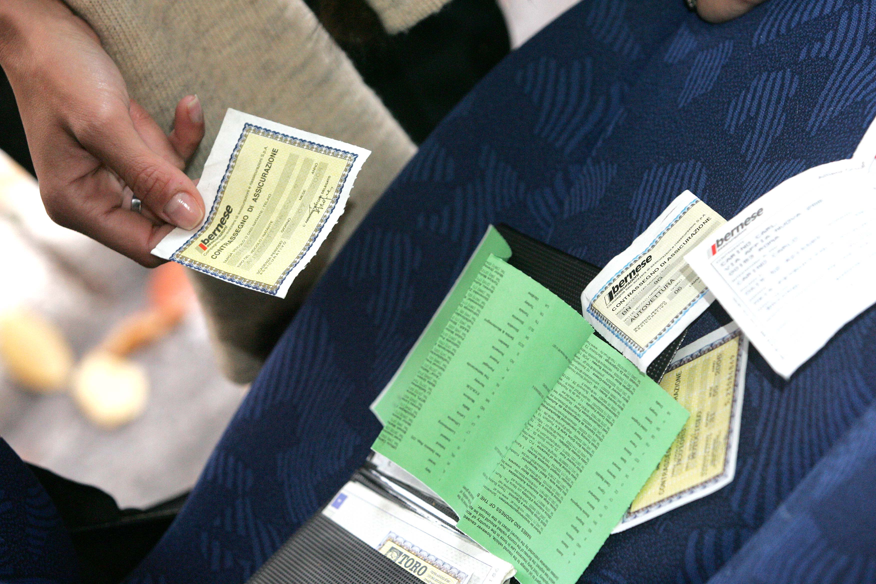 Assicurazione auto, diventa obbligatoria anche sui veicoli fermi: cosa c’è da sapere