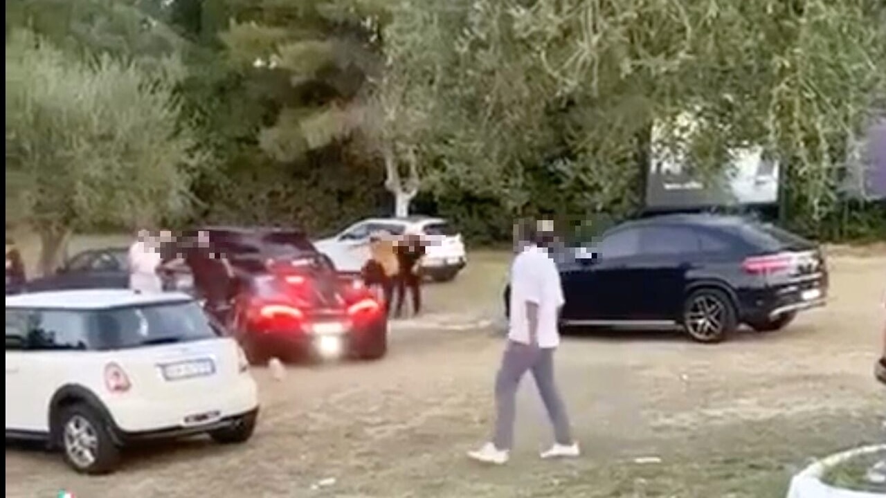 Auto impazzita investe ragazzi nel parcheggio della discoteca – VIDEO