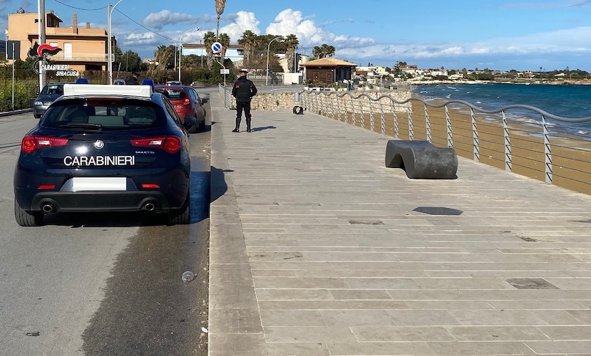 Due giovani fermati sul lungomare di Noto, rubano lo scooter e tentano la fuga