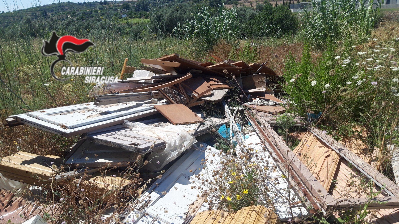 Avola, scoperta discarica abusiva a cielo aperto: sequestrata area e denunciata due persone