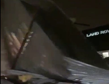 Il maltempo colpisce anche a luglio, scoperchiato tetto di una concessionaria: il video