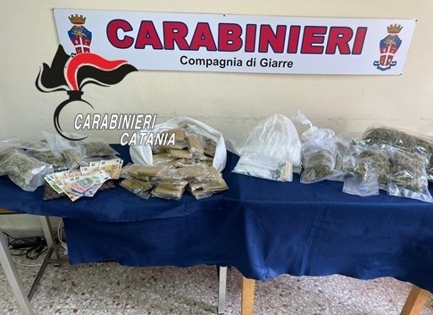 Giarre, trovato in casa con cocaina e denaro: arrestato 22enne