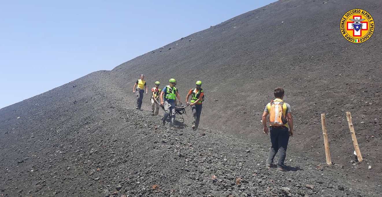 Tragedia sull’Etna: morto turista francese colto da malore Tragedia sull’Etna: morto turista francese colto da malore