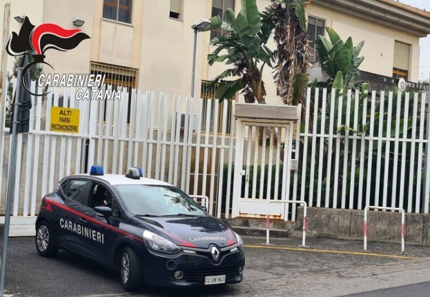 Presa a schiaffi e minacciata con le forbici, nipote “da incubo” per un’anziana: scatta l’arresto