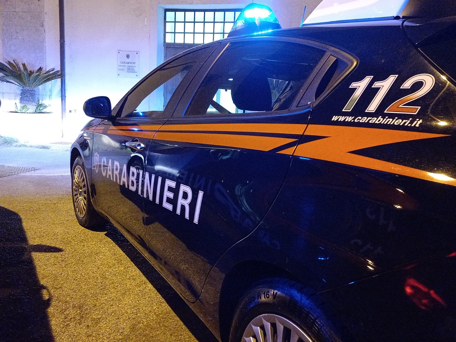 Evade dagli arresti domiciliari, i carabinieri lo beccano in strada: arrestato