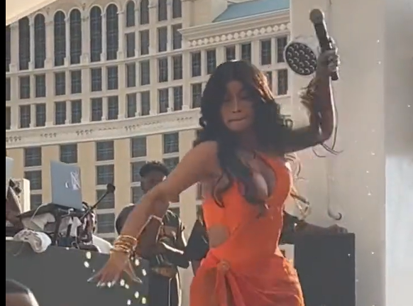 Una nota rapper americana lancia il microfono e colpisce in testa un fan: ecco il motivo