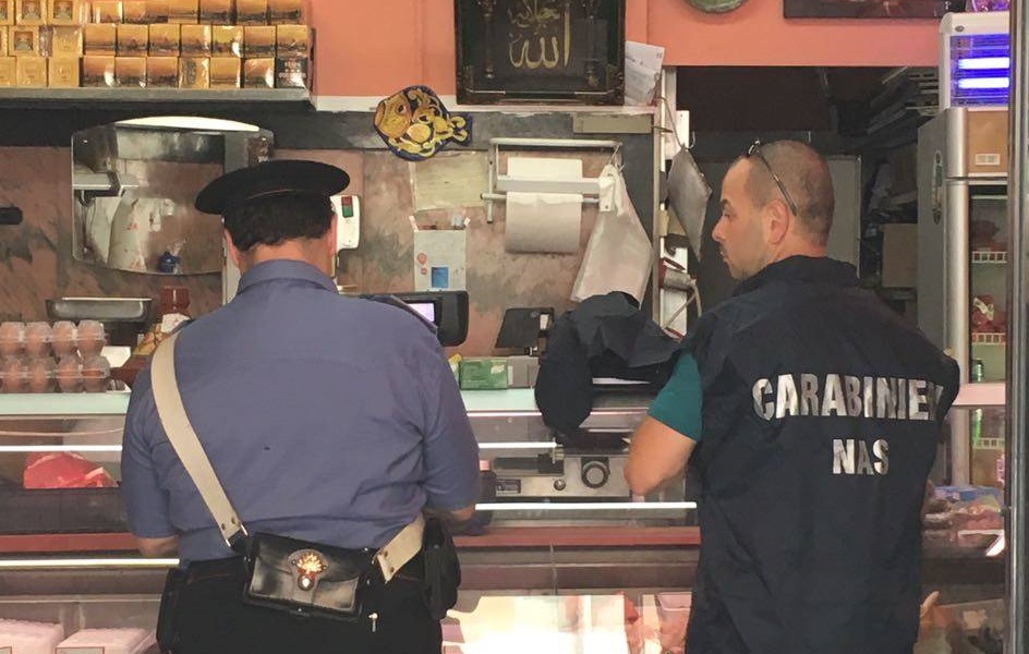 Sporco accumulato e “pacchetto igiene” violato, chiuso negozio-gastronomia di carne