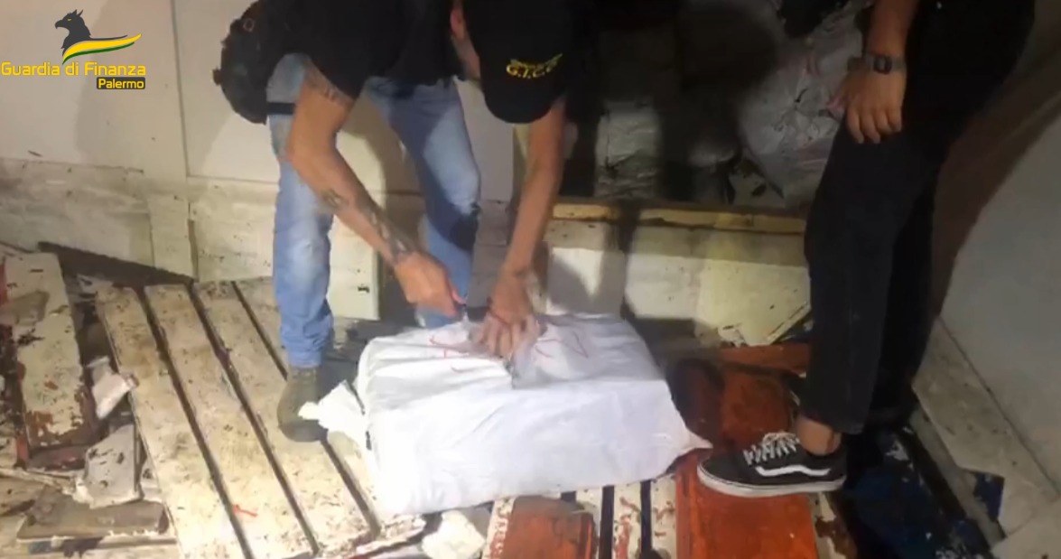 Fermato peschereccio con oltre 5 tonnellate di cocaina, arrestati i membri dell’equipaggio – FOTO e VIDEO Fermato peschereccio con oltre 5 tonnellate di cocaina, arrestati i membri dell’equipaggio – FOTO e VIDEO